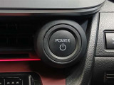 ポケットや鞄から出さずにエンジンスタートができる便利なプッシュスタート。ブレーキを踏みながらパワースイッチを押すだけで、エンジンが始動します