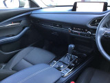 運転席は運転に集中出来るようなデザインになっており、操作のボタンも押しやすい位置にあります。