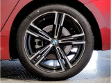 【BMWアロイホイル】軽量かつ強度に拘ったアロイホイル。走行性能ポテンシャルを引き出す設計。車の足元を引き締めてくれる大きなポイントはアロイホイルです。