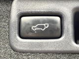 【パワーバックドア】スマートキーや運転席のボタンを押すだけでリアゲートが自動で開閉します!荷物を持っている時や、高い位置にあるバックドアを閉める際に便利な機能です♪