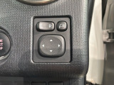 狭い駐車場で便利な電動格納ドアミラーが付いています。