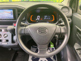 インテリアに合わせたデザインのステアリングは、運転される方のことも考え、運転しやすい形状、大きさです。是非一度、実際に触ってお確かめください。
