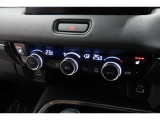 運転席と助手席の温度設定の変更が可能な左右独立タイプのデュアルエアコンです♪♪♪暑がりな人・寒がりな人も誰もが車内を快適にお過ごしいただけます♪♪♪