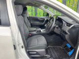 運転席まわりには十分なスペースがあり、大柄な方でもゆったり運転していただける環境です。