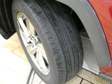 タイヤ残り溝もバッチリ!溝が少ないとスリップしたりブレーキ時の制動距離が長くなってしまいます。交換までまだまだ余裕があるのは経済的にも助かります。