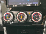 【オートエアコン】一度お好みの温度に設定すれば、車内の温度を検知し風量や温度を自動で調整。暑い&hellip;寒い&hellip;と何度もスイッチ操作をする必要はありません。快適な車内空間には必須の機能ですね♪