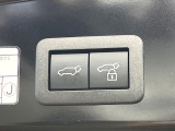 【パワーバックドア】スマートキーや運転席のボタンを押すだけでリアゲートが自動で開閉します!荷物を持っている時や、高い位置にあるバックドアを閉める際に便利な機能です♪