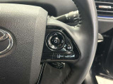 前方の車との車間を設定し、スピードを上げたり緩めたりを自動で行ってくれる追尾式の「レーダークルーズ」。上級装備の一つです!高級車にしかつかない嬉しい機能です。