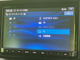AMやFM、Bluetooth Audioをはじめ複数の音源が一覧表示され、使いたいメディアを選びやすい画面です。視認しやすい表示で、移動前に音楽やラジオなどを設定する際にも便利です。