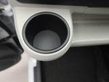 カップホルダーはインパネの左右に付いています。エアコンの風が当たるように設置されているので、冬には保温、夏には冷却の効果がありますよ。