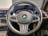 BMWのステアリングはドライバーと車体が一体感に感じれるような操作性を実現しております。また、握りやすさや操作性を向上するためにスイッチ類も配置されております。