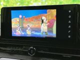 テレビ番組を画面で楽しめる装備を備えています。停車中の休憩時間に映像を視聴でき、待ち時間もゆったり過ごせます。ご利用の際は必ず停車してからお楽しみください。
