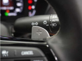 ◆減速セレクター装備◆ステアリングホイールの左右に取り付けられた2つのパドルスイッチで減速の強さを調整。 左側の「-」を操作すると減速を強く、右側の「+」を操作すると減速を弱くすることができます。