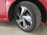 フロントタイヤの溝も十分に残っております。タイヤサイズは205/50R17となっております。
