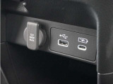 ◆USB接続端子◆スマホやiPodなどを接続して、いつもの音楽を車内でもお楽しみいただけます♪