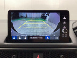 【バックカメラ】シフトを「R」の位置に入れると、自動的に画面がカメラ映像に切り替わり後方の視界をサポートする必須装備です!