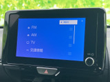 FM・AMラジオやテレビ、交通情報の項目が表示され、移動中に楽しみたい音声や情報を選びやすい画面です。通勤や遠出など、さまざまな場面で活用できます。