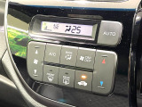 【オートエアコン】一度お好みの温度に設定すれば、車内の温度を検知し風量や温度を自動で調整。暑い&hellip;寒い&hellip;と何度もスイッチ操作をする必要はありません。快適な車内空間には必須の機能ですね♪