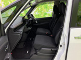 前席は見晴らしがよく、前方や左右の状況を確認しやすい運転席まわりです。座面と背もたれにゆとりがあり、落ち着いて過ごせる空間。黒を基調とした内装で、日々の乗車にもなじみます。