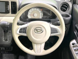 インテリアに合わせたデザインのステアリングは、運転される方のことも考え、運転しやすい形状、大きさです。是非一度、実際に触ってお確かめください。