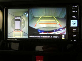 パノラミックビューモニター付きです。車両を上から見たような映像をディスプレイオーディオ画面に表示。運転席からの目視だけでは見にくい、車両周辺の状況をリアルタイムでしっかり確認できます。