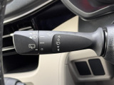 レバーに操作位置の表示があり、運転席から設定を確認しやすいのがポイントです。天候に合わせて手元で操作できるため、雨の日のお出かけでも前方の状況に気を配りやすくなります。