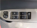パワーウィンドウのスイッチですよ。 運転席に居ながら窓を開け閉めのコントロールできますよ。 ロック機能で、子供がイタズラして窓を開けるという事も無くなりますよ。