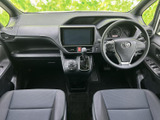 運転席と助手席を見渡せる広がりのある室内で、前方の視界も開けています。座面や背もたれは落ち着いた色合いでまとめられ、毎日の移動も自然体でお過ごしいただけます。