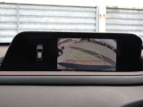 バックカメラを備え、車両周囲の状況をモニターで確認可能。狭い場所での駐車や後退時にも視認性を高め、操作をサポートする装備です。