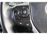 運転中に手を離さなくてもオーディオ操作やマルチインフォメーションディスプレイ内の表示切替が出来るステアリングスイッチ付です。走行中に視線を逸らさず出来る手元操作は安全運転につながります。