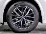 【BMWアロイホイル】軽量かつ強度に拘ったアロイホイル。走行性能ポテンシャルを引き出す設計。車の足元を引き締めてくれる大きなポイントはアロイホイルです。