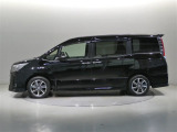 両側パワースライドドア付きだから、狭い駐車スペースなどでの 乗り降りラクラク!小さなお子さまのいるご家庭には嬉しい装備。