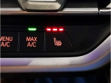 【左右独立式オートエアコン】☆運転席・助手席で個別に温度設定する事が可能。一定以上の大気中の有害物質を感知すると自動的に内気循環モードに切り替わるAUCを装備☆