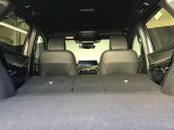 後部のシートを倒すとこんなに広々空間が!大きなお荷物を乗せる時でも心配ありません!