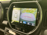 後方の映像に加えて車両周辺の様子も画面で確認でき、駐車時の安全確認をサポートします。ガイド線も表示されるため、限られたスペースでの車庫入れや切り返しに便利です。