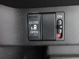 片側電動スライドドア。荷物で手が塞がる時など簡単にドアの開閉が出来ます。何より力いらずで開閉OK。女性やお年寄りにも優しい。電動機能はOFFにもできますから元気なお子様の駆け出しも安心。