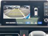 後方の映像と車両周囲の表示を画面で確認でき、駐車時に周囲を把握する際に便利です。目視での安全確認とあわせて活用でき、狭い駐車場での取り回しをサポートしてくれます。