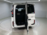 トランク収納スペースをご確認ください。荷物の積み下ろしがしやすい広さを確保しており、日常使いからレジャーまで幅広く活用できます。