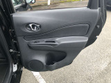 後席ドア部にもドリンクホルダーとポケット
