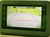 後方の映像に加え、車両周辺を確認するためのガイド線も表示されます。駐車時に進行方向の目安を把握しやすく、画面表示と目視を併用して安全確認できます。