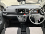 運転席まわりにはメーターや各種スイッチがまとまり、座ったまま前方を見渡せる配置です。左右の座席からも視界が開け、乗員それぞれが移動中の様子を把握しやすい室内です。