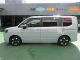 リモコンや運転席のスイッチ、ドアハンドルの操作で自動開閉のスライドドアです。荷物の多いときなどに便利です。