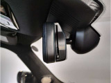 【ルームミラー一体型ETC車載器】ルームミラーの裏側に目立たない様に配置されたETCカード挿入口。スタイリッシュ且つ機能的なものとなっております。