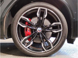 【BMWアロイホイル】軽量かつ強度に拘ったアロイホイル。走行性能ポテンシャルを引き出す設計。車の足元を引き締めてくれる大きなポイントはアロイホイルです。