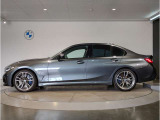 BMWではロングホイールベースの採用をしており、すべての車種に適用され、走行中の安定感の向上されております。また室内空間の広さにも貢献しております。