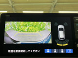 後方の映像に加えて車両周囲の状況も画面で確認でき、駐車時の安全確認をサポートします。ガイド表示もあり、周囲を目視で確かめながら車庫入れする際に役立ちます。