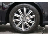 純正のアルミホイールが足元を飾ります!タイヤサイズは 215/60R17 です!