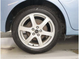 社外アルミホイール。デザインが素敵ですね。お車全体のイメージ変わりますね。ホイールの重量やタイヤの放熱性など性能面に大きく関わる部分ですよね。タイヤサイズは 175/60R16 です。