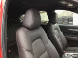 マツダは運転手中心の車つくりを行っております。上部に視認ゾーン、手が届く位置に操作ゾーンを配置し、運転に集中できるコックピットを演出しております☆