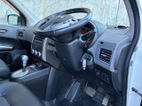 人気のポップアップステアリング。運転席で着替える時、足元広々と人気でした
